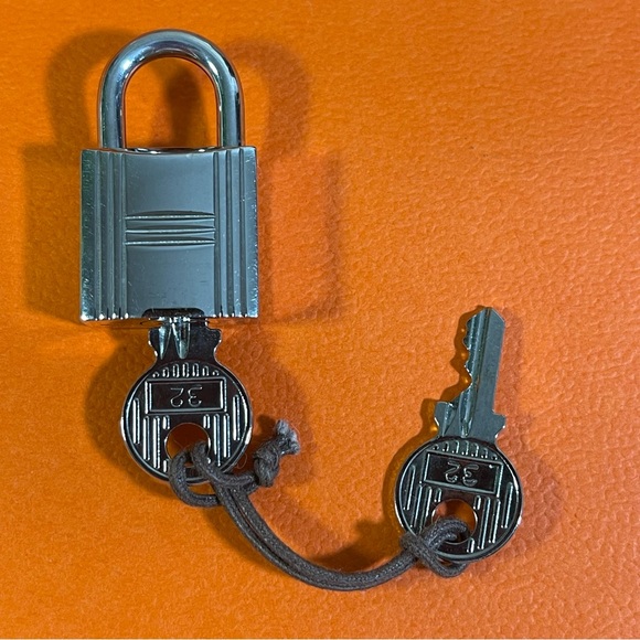 Hermes Palladium Cadena Padlock Rare #32 & Hermes Mini Clochette Epsom Bag Charm - Picture 4 of 16